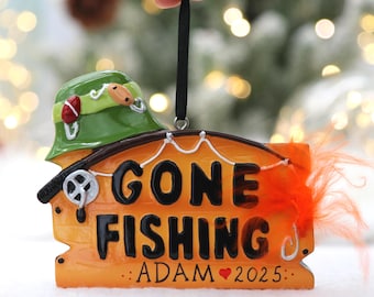 Personalisierte Gone Angeln Ornament - Name & Jahr - Weihnachtsgeschenk für Fischer / Angler, handbeschriftete 2025 Baumdekoration für Vater oder Opa