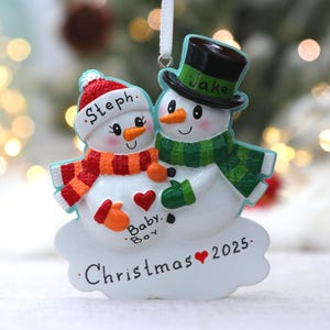 Decorazione personalizzata "Aspettiamo" - Annuncio di gravidanza con coppia di pupazzi di neve, nomi e anno personalizzati, bambino/bambina Natale 2025