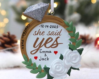 She Said Yes verlovingsornament – met de hand gepersonaliseerde ring, aangepaste namen en datum, voorstel kerstaandenken