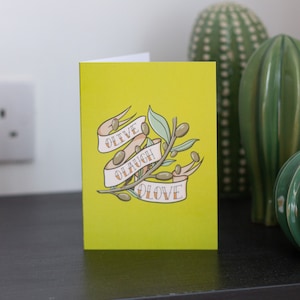Cartão de cumprimentos verde-oliva de Olaugh Olove (A6) de <br> Entrega Rápida? Tatuagem, Trocadilhos, Cartas, Azeitonas, Live Laugh Love, Mudo, Engraçado, Piadas, Comédia