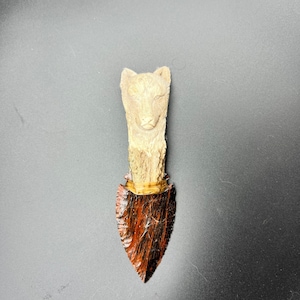 Cuchillo de oso tallado con asta de alce y punta de pedernal de obsidiana