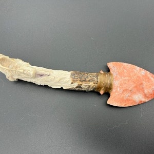 Cuchillo de pedernal y cuerno de alce tallado a mano con motivo indio
