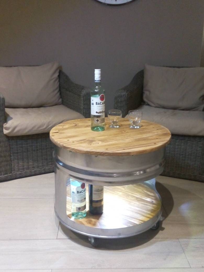 Table Basse sur Roulettes en Tonneau Baril et Planche de Récupération