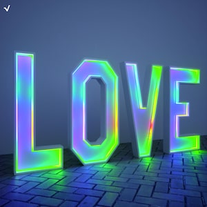 Puede incluir: Gran letrero iluminado que deletrea la palabra «LOVE». Las letras están delineadas con un brillo vibrante e iridiscente, que transita del verde al morado. El letrero está sobre un fondo azul oscuro y descansa sobre una superficie con patrón de ladrillos.