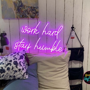 Trabaja duro Stay Humble Neon Signs,Luz LED manual personalizada de neón,Señal de decoración de pared de oficina,Logotipo motivacional de estudio,Signo de trabajo duro,Decoración del apartamento
