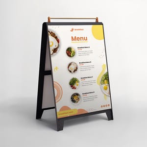 Può includere: Cartello del menu della colazione a forma di A con cornice nera e lavagna bianca. Il menu presenta immagini di piatti per la colazione e il testo "Breakfast Menu" e "breakfast.com". Il cartello ha una barra dorata nella parte superiore.