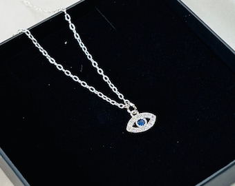 Collar de ojo azul en plata de ley: delicada joya protectora