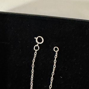 Silber Anfangsbuchstabe Runde Scheibe Halskette, Sterling Silber Scheibe Halskette, zierliche Namenskette, benutzerdefinierte Halskette, Hand gestempelt Scheibe