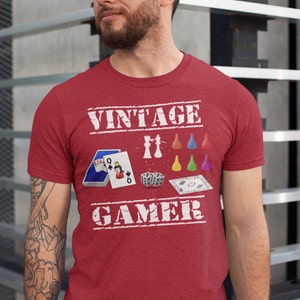 Camiseta vintage de jugador con tablero, contadores, cartas y dados