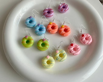 Lindos aretes de donas de colores, aretes dulces, aretes de comida, joyas de donas, aretes de pastel