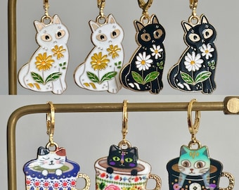 Pendientes colgantes de gato con flores: Huggies de gato bañados en oro de 18 quilates