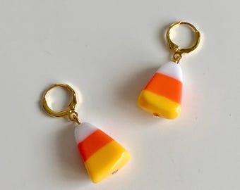 Pendientes de aro dorados con forma de maíz dulce: Truco o trato, pendientes de aro de Halloween, pendientes de aro con dulces de Halloween, pendientes de dulces.
