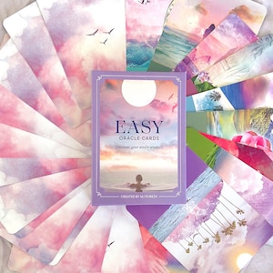 Puede incluir: Un mazo de "Easy Oracle Cards" con una caja morada y cartas desplegadas. La caja presenta el texto "EASY ORACLE CARDS" y "Descubre la sabiduría de tu alma". Las cartas tienen imágenes de acuarela de nubes, agua y pájaros.