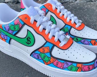 Tênis personalizados com arte em dinheiro • Tênis coloridos com tema de dinheiro • Moda urbana personalizada pintada à mão • Tênis estilo Pop Art • Tênis com design personalizado de dinheiro