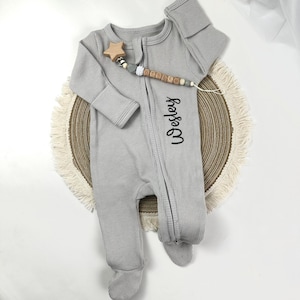 Personalisierter Baby-Reißverschluss-Strampler mit Schnullerclip, individuell bestickter Baby-Strampler, Baby-Namensschlafanzug, Neugeborenen-Geschenkset