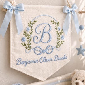 Puede incluir: Un letrero de madera rústica con el texto "Welcome to our home" en letras blancas. El letrero presenta un acabado envejecido y un diseño simple y acogedor, ideal para la decoración de la entrada.