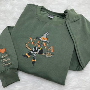 Felpa ricamata di Halloween per la nonna, maglione di Halloween personalizzato per nonna, nonna, mimi con il nome del nipote sulle maniche, regalo per la nonna