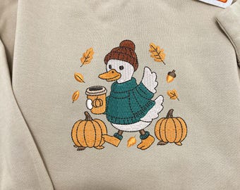 Bluza z haftowanym motywem kaczki i kawy: przytulny, jesienny okrągły dekolt