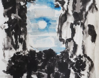 Può includere: Un dipinto a inchiostro nero e bianco di un paesaggio illuminato dalla luna con due alberi alti su entrambi i lati della tela. Gli alberi sono dipinti in uno stile sciolto ed espressivo, e la luna è un semplice cerchio al centro del dipinto. Lo sfondo è una velatura blu chiaro, che suggerisce il cielo.