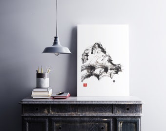 Puede incluir: Una pintura abstracta de tinta en blanco y negro sobre un fondo blanco, colgada en una pared sobre una cómoda de madera oscura con una lámpara gris colgada encima.