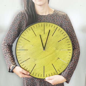 Große runde grüne Wanduhr aus Holz und Stahl. Schlicht elegant und minimalistisch. PERFEKTES GESCHENK Bild 3