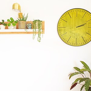Große runde grüne Wanduhr aus Holz und Stahl. Schlicht elegant und minimalistisch. PERFEKTES GESCHENK Bild 2