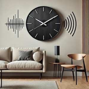 Könnte beinhalten: Eine schwarze Wanduhr mit weißen Zeigern und einem schwarzen Holzrahmen. Die Uhr hängt an einer beigefarbenen Wand mit einem schwarzen Schallwellendesign auf beiden Seiten. Ein beiges Sofa mit grauen Kissen steht im Vordergrund.