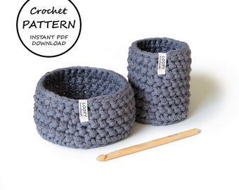 Puede incluir: Dos cestas de crochet grises, una más grande que la otra, con un gancho de crochet de madera. Las cestas tienen una etiqueta que dice "LOOPY handmade". El texto "Crochet PATTERN INSTANT PDF DOWNLOAD" está en un círculo en la parte superior de la imagen.