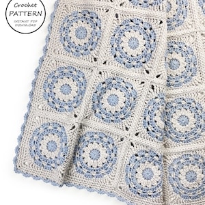 Può includere: Una coperta all'uncinetto con un motivo quadrato ripetuto in filato azzurro e beige. Ogni quadrato contiene un disegno floreale circolare. Il bordo è rifinito con una bordura smerlata. Il testo nell'angolo recita Crochet PATTERN INSTANT PDF DOWNLOAD.