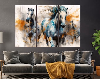 Puede incluir: Una impresión en lienzo de tres paneles con una pintura de acuarela de tres caballos corriendo por un campo. Los caballos son blancos con marcas azules y grises. El fondo es de un naranja y blanco suave.