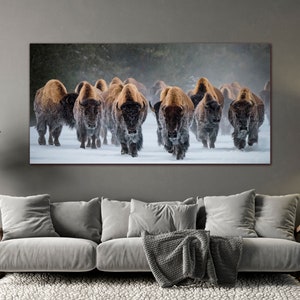 Impresión en lienzo de un bisonte en la nieve: arte mural con paisaje invernal