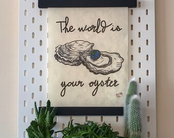 Die Welt ist deine Auster • British Wall Decor • England • Umweltfreundliche Gedruckte Poster + Aufhänger • Inspirierende Idiomen • Handgefertigte Designs