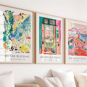 Könnte beinhalten: Drei gerahmte Kunstdrucke mit farbenfrohen Landschaftsgemälden von Henri Matisse. Die Drucke sind betitelt mit "Landschaft in Collioure - 1905", "Offenes Fenster, Collioure - 1905" und "Blick auf Collioure - 1905".
