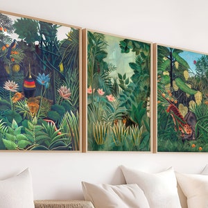 Peut inclure: Trois impressions encadrées d'une scène de jungle avec un feuillage vert vibrant, des fleurs colorées et des animaux exotiques. Les impressions présentent un tigre, un léopard et un singe dans un cadre tropical luxuriant.