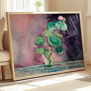 Peut inclure: Une peinture encadrée représentant une plante verte dans un pot blanc sur un fond rose et violet. La plante a de grandes feuilles rondes et une seule fleur rose.