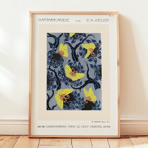 Könnte beinhalten: Ein gerahmter Druck eines Vintage-Designs mit blauem Hintergrund, gelben Schmetterlingen und schwarzen Ästen. Der Titel des Drucks lautet "Samarkande" von E.A. Seguy. Der Text am unteren Rand des Drucks lautet "Compositions - Dans le Gout Oriental - 2017"
