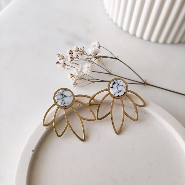 Boucles d'oreilles puces pendantes lotus minimaliste en acier inoxydable doré et cabochon effet marbre blanc en argile polymère pour femme