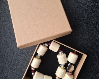 Conjunto de joyas: diadema y pendientes.