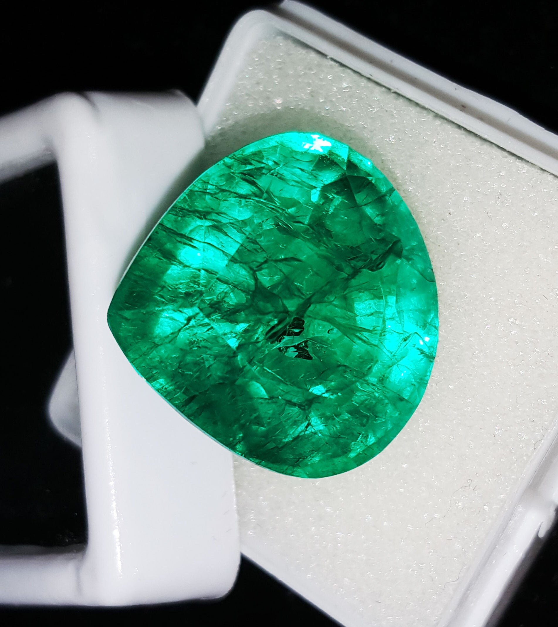 23.92 Ct Loose Gemstone Natural Green Emerald Big Size Used in jewelery For Wedding Or Engagement Purpose Square GIL Certified 23.92 Ct Loose Gemstone Natural Green Emerald Big Size Used in jewelery For Wedding Or Engagement Purpose Square GIL Certified