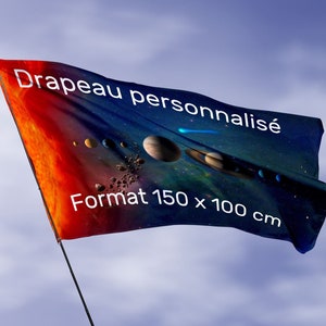 Puede incluir: Una bandera personalizada con un diseño espacial, con planetas y un fondo estrellado. La bandera es rectangular y mide 150 cm x 100 cm. El texto "Drapeau personnalisé" es visible.