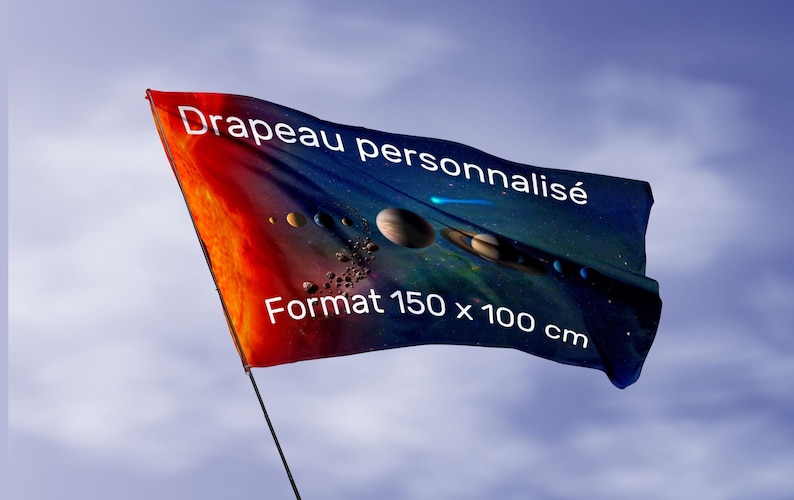 Puede incluir: Una bandera personalizada con un dise&ntilde;o espacial, con planetas y un fondo estrellado. La bandera es rectangular y mide 150 cm x 100 cm. El texto "Drapeau personnalis&eacute;" es visible.