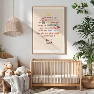 Puede incluir: Un estampado enmarcado con una cita de Roald Dahl, con texto colorido sobre un fondo crema. La cita dice: &laquo;Y sobre todo, mira con ojos brillantes el mundo que te rodea...&raquo; El estampado se exhibe en un entorno de guarder&iacute;a con una cuna y una silla de mimbre.