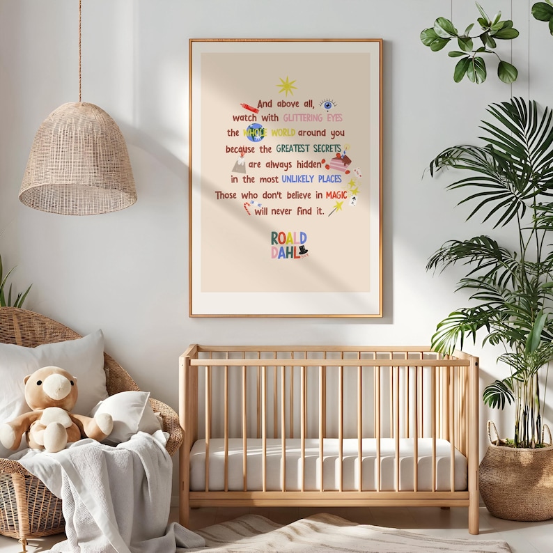 Puede incluir: Un estampado enmarcado con una cita de Roald Dahl, con texto colorido sobre un fondo crema. La cita dice: &laquo;Y sobre todo, mira con ojos brillantes el mundo que te rodea...&raquo; El estampado se exhibe en un entorno de guarder&iacute;a con una cuna y una silla de mimbre.