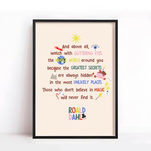 Puede incluir: Impresi&oacute;n art&iacute;stica enmarcada con fondo crema y marco negro. La impresi&oacute;n presenta ilustraciones coloridas y texto de la cita de Roald Dahl: "Y sobre todo, mira con ojos brillantes..." La impresi&oacute;n incluye una estrella, un ojo, un pastel y otros elementos caprichosos.