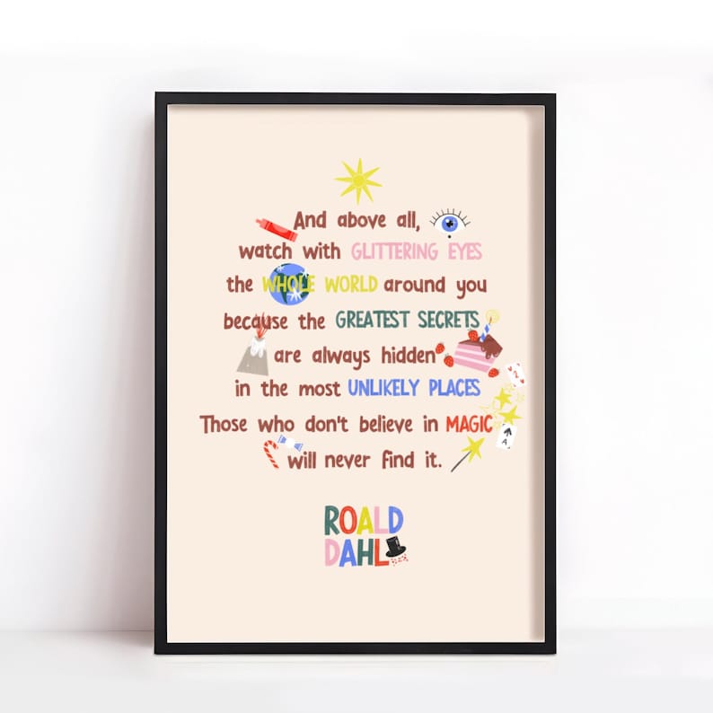 Puede incluir: Impresi&oacute;n art&iacute;stica enmarcada con fondo crema y marco negro. La impresi&oacute;n presenta ilustraciones coloridas y texto de la cita de Roald Dahl: "Y sobre todo, mira con ojos brillantes..." La impresi&oacute;n incluye una estrella, un ojo, un pastel y otros elementos caprichosos.