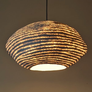 Lampada a sospensione ovale di grandi dimensioni in cartapesta. È formata da strati più sottili e più spessi. Imballaggio speciale &quot;corazzato&quot;. Modello 21.