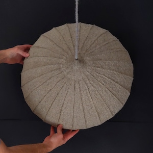 Lampada a sospensione in cartapesta con paralume rotondo e interno bianco. Materiale e colla ecologici. Vegano. Modello 14