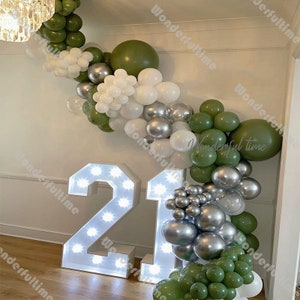 132pcs Verde polveroso e cromo Argento Palloncino Ghirlanda Decorazione di nozze Baby Shower Anniversario Festa di compleanno Decor Bianco Palloncino Arco