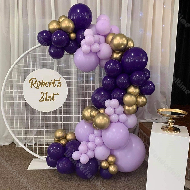 Invitaciones de boda color dorado con purpura - Decoración con globos