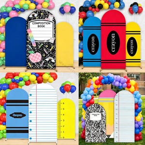 Peut inclure: Un ensemble de quatre panneaux de fond arqués présentant des motifs sur le thème de l'école, notamment un cahier, des crayons, du papier ligné et une règle, agrémentés d'arches de ballons colorés dans les tons bleu, jaune, rouge, vert et rose.